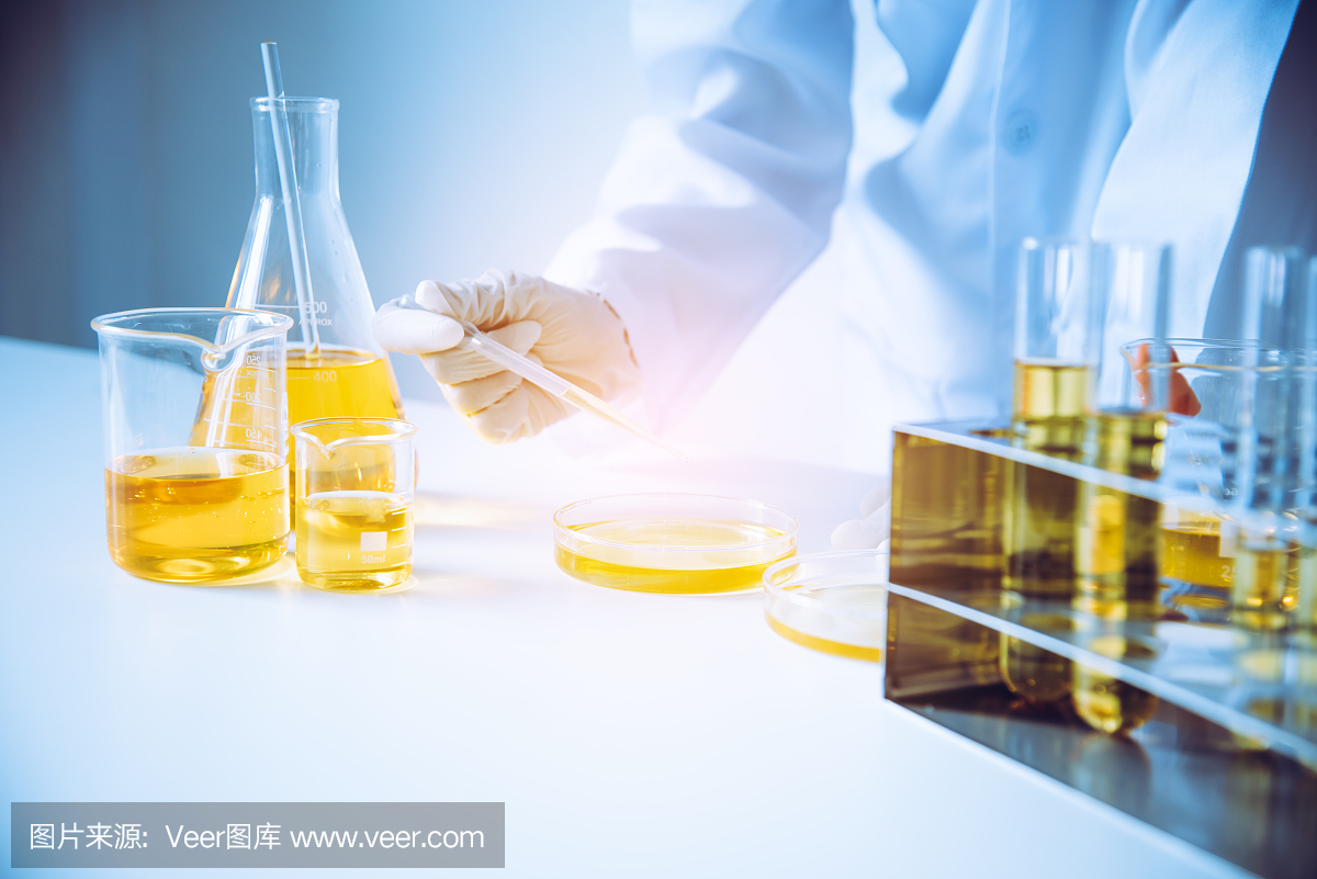 设备和科学实验油灌科学家在实验室用试管黄作研究。